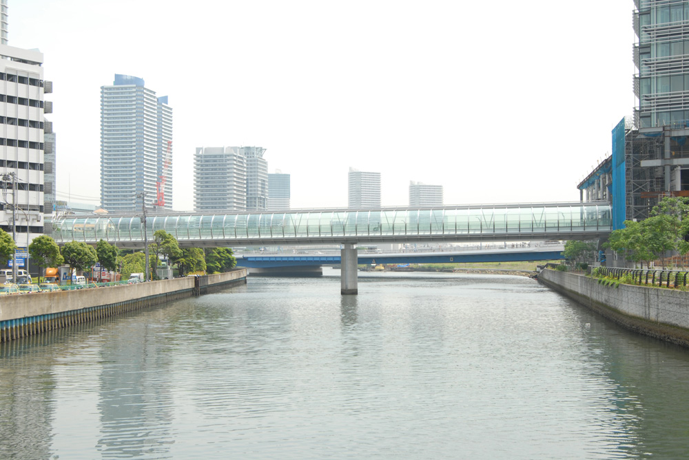 横浜駅東口はまみらいウォーク The Glass